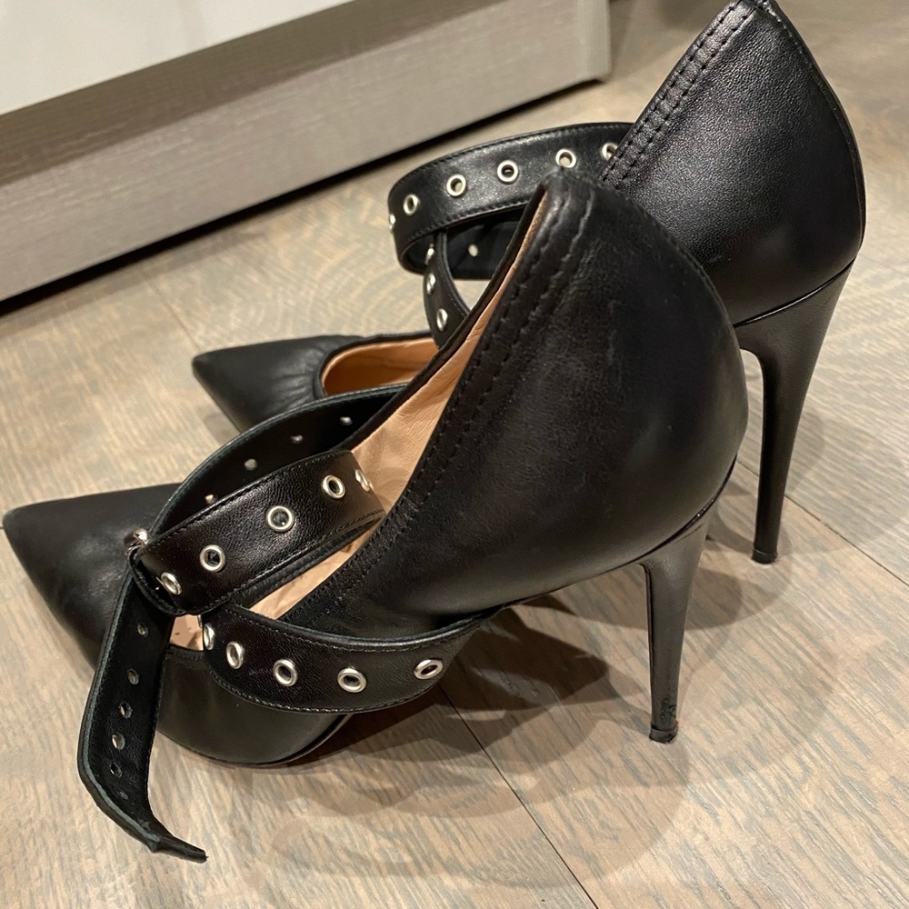 Black Valentino pumps